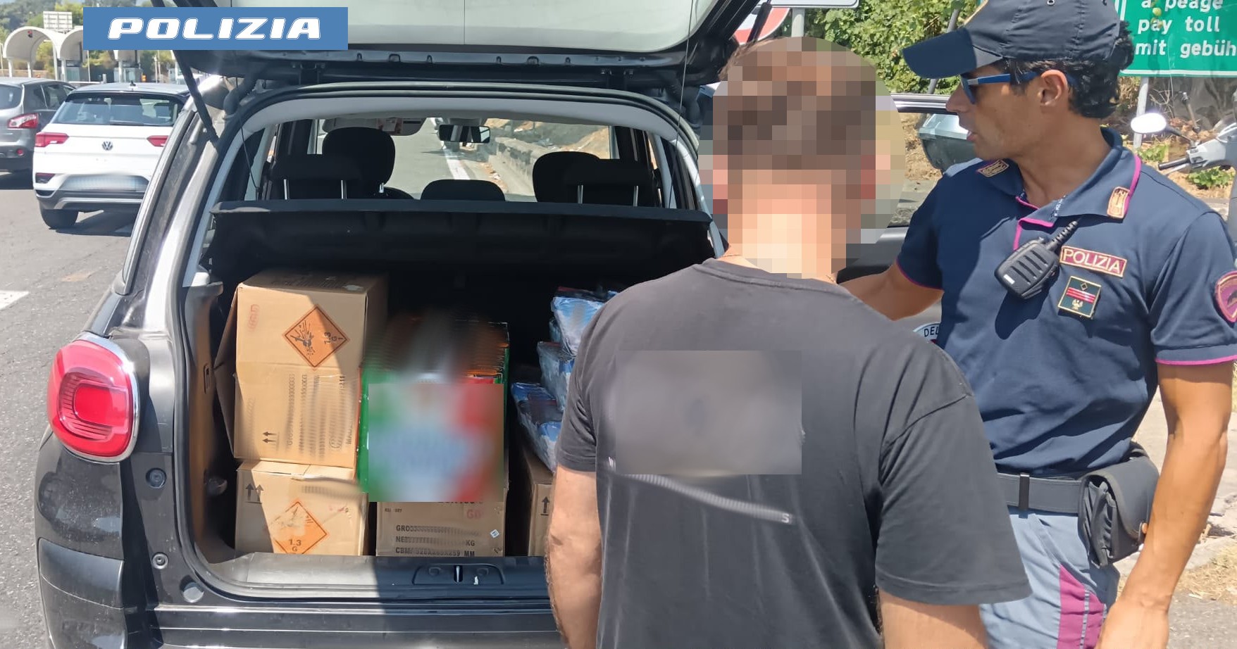 BLOCCATO DALLA POLIZIA DI STATO UN CORRIERE CON 191 KG DI FUOCHI D’ARTIFICIO TRASPORTATI ABUSIVAMENTE IN AUTOSTRADA. DENUNCIATO UN 38ENNE 1 In auto con 191 chili di fuochi d’artificio: denunciato 38enne