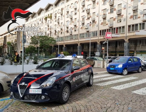 Tenta furto di 2 bottiglie di pregio al supermercato