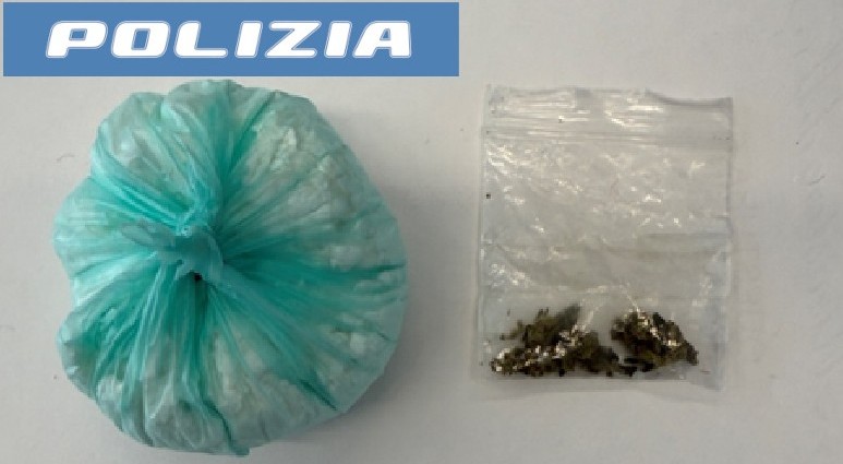 COCAINA NEGLI SLIP E MARIJUANA IN CASA. PUSHER CATANESE ARRESTATO DALLA POLIZIA DI STATO Cocaina negli slip e marijuana in casa: arrestato 28enne