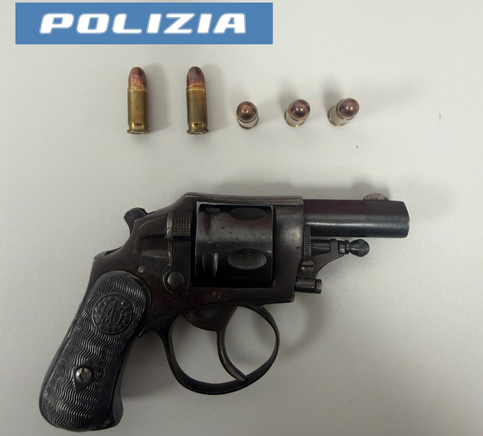 CON UNA PISTOLA RIFORNITA DI CARTUCCE IN GIRO A SAN CRISTOFORO ARRESTATO DALLA POLIZIA DI STATO Pistola carica nascosta alla cintura, arrestato un 48enne a San Cristoforo