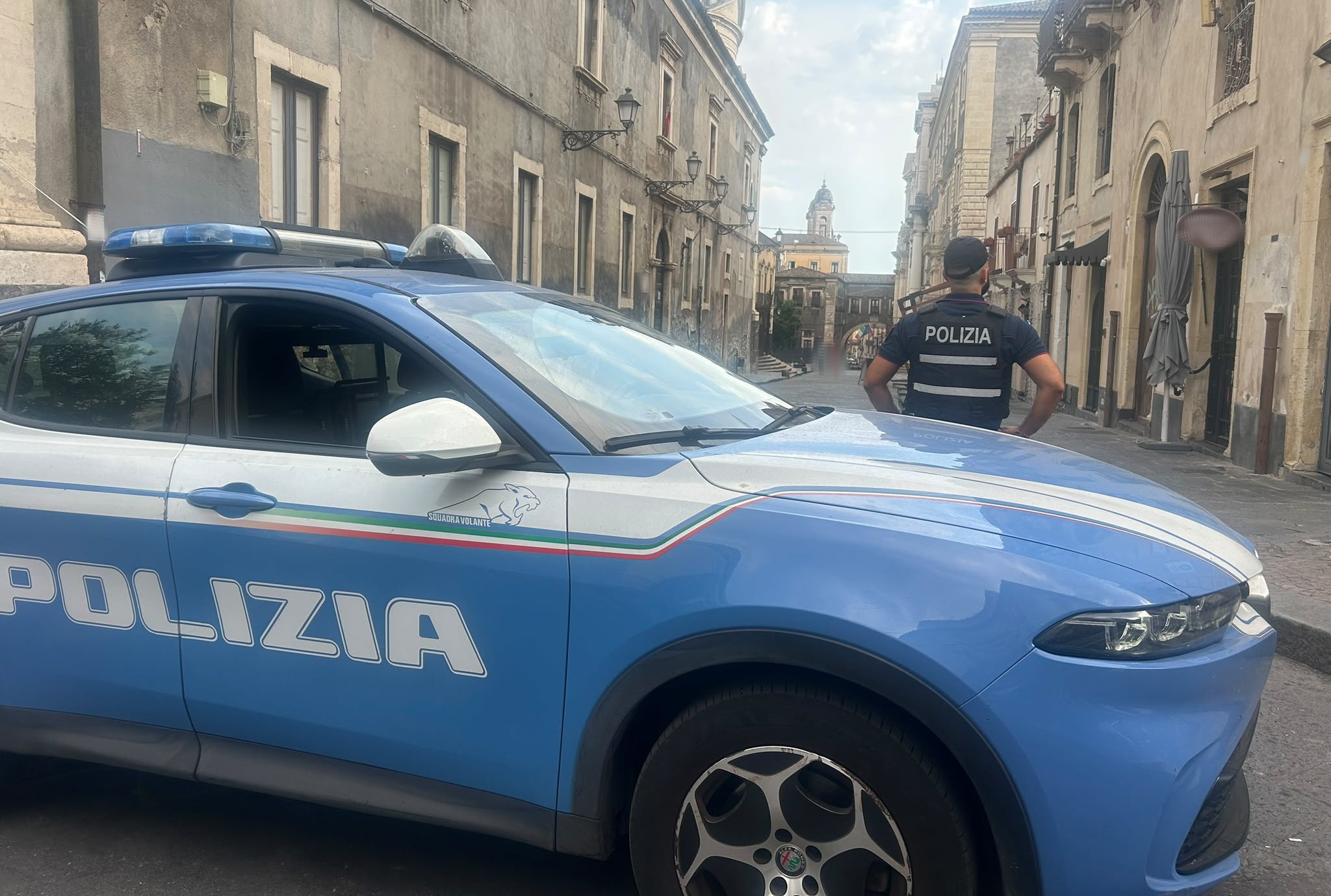 CONTROLLI A B&B E BAR DEL CENTRO STORICO ATTIVITA’ CONGIUNTA DI POLIZIA DI STATO E POLIZIA LOCALE. ELEVATE SANZIONI PER 2MILA EURO. SEQUESTRATI CAPI DI ABBIGLIAMENTO CONTRAFFATTI. Catania, controlli a B&B e bar del centro