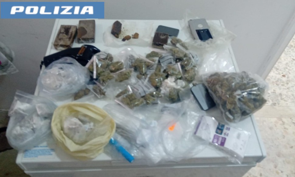 COPPIA ARRESTATA DALLA POLIZIA DI STATO TROVATA DROGA NEL FRIGORIFERO DELLA LORO ABITAZIONE. Droga nascosta nel frigorifero, arrestata una coppia a Catania