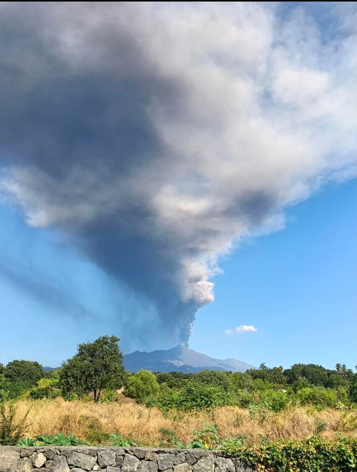 Etna, nuova bocca a Monte Rittmann: nube eruttiva fino a 6 mila metri