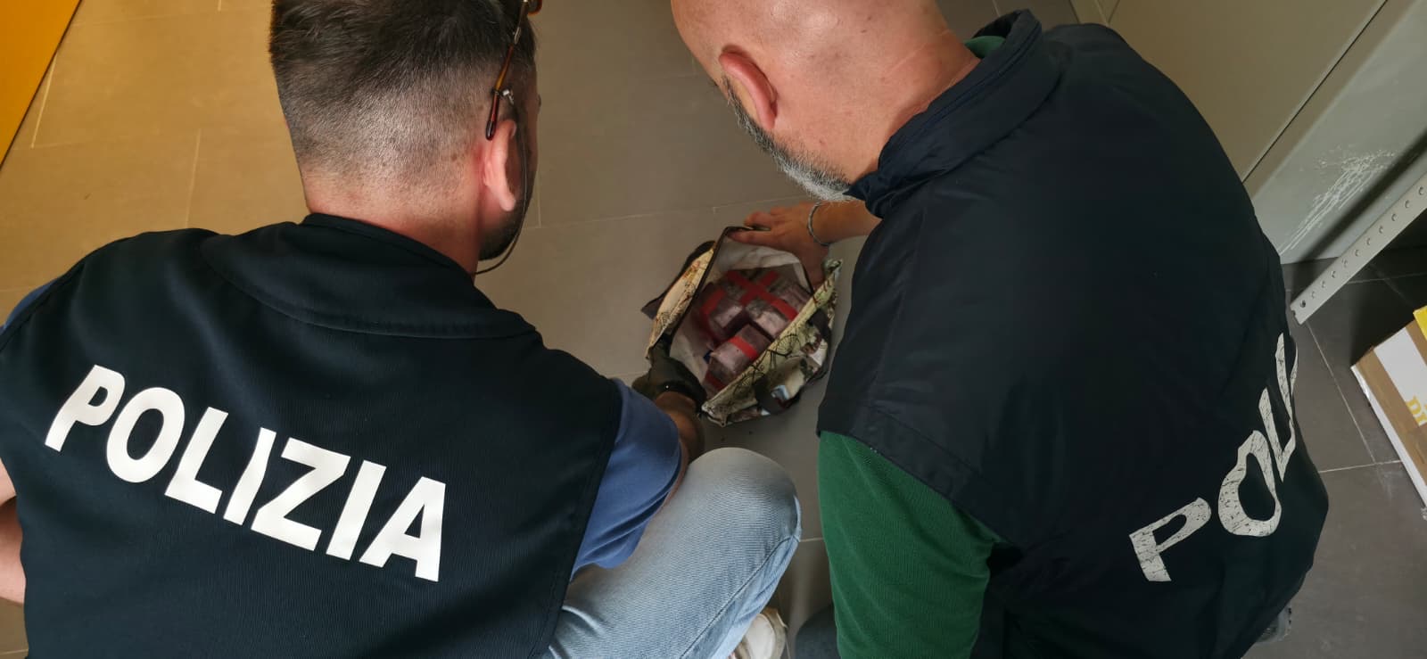 DETIENE UN INGENTE QUANTITATIVO DI SOSTANZE STUPEFACENTI IN GARAGE GIOVANE ARRESTATO DALLA POLIZIA DI STATO A CALTAGIRONE 1 Caltagirone, quasi 4 chili di droga in garage