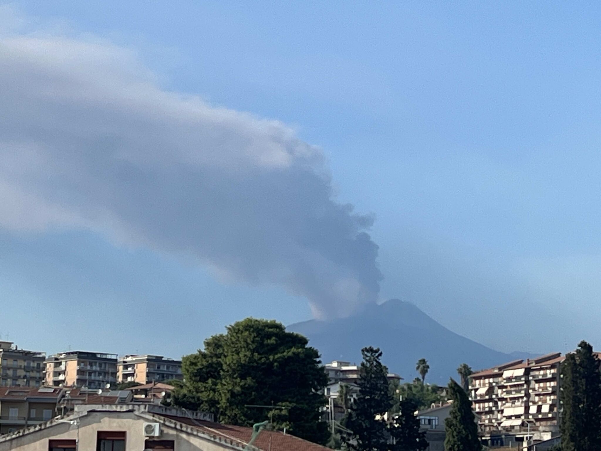 Etna Voli Etna, lava fino a quota 1340 metri e nuova intensificazione alla Voragine