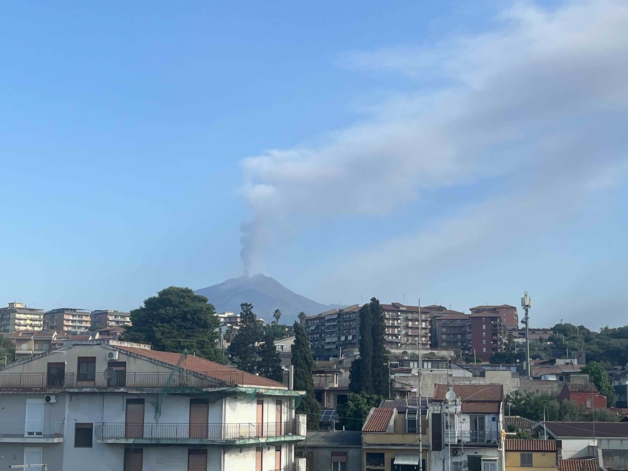 Etna, limitati gli arrivi all’aeroporto di Catania: 5 voli l’ora fino alle 14