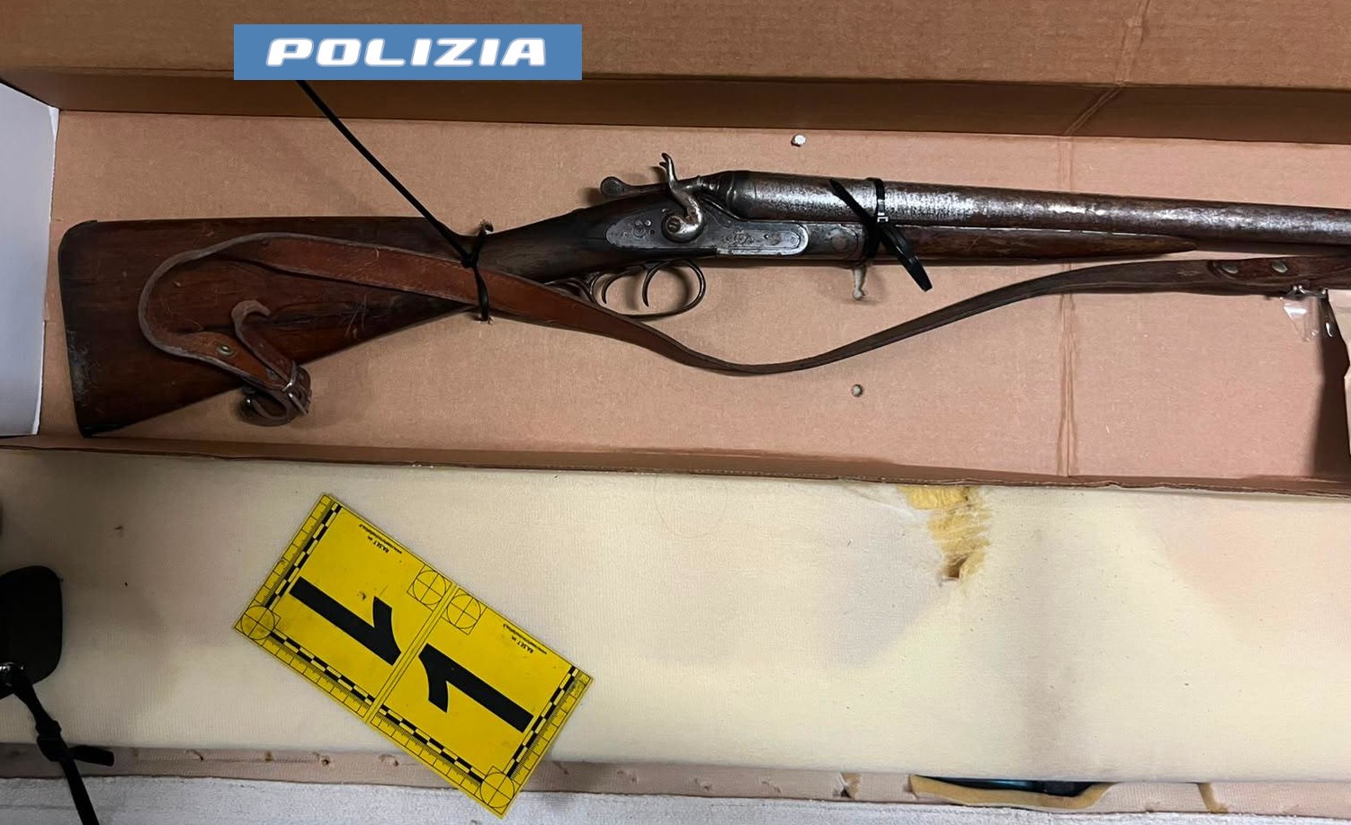 FUCILE, CARTUCCE E MUNIZIONI SOTTO AD UN VECCHIO DIVANO NEL GARAGE 33ENNE ARRESTATO DALLA POLIZIA DI STATO Fucile e munizioni nascosti sotto un divano: arrestato 33enne