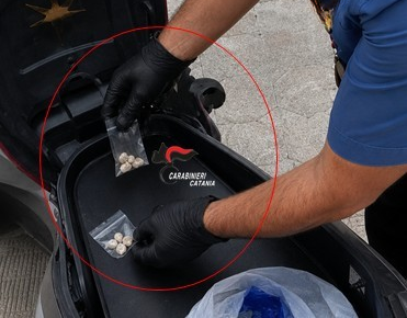 Aci Catena, tenta fuga dai Carabinieri: arrestato con dosi di crack