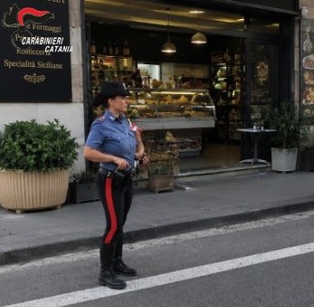 Tentata rapina in una gastronomia, 29enne ferito e denunciato