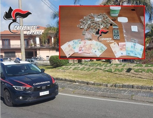 Foto Aci Sant’Antonio (CT) Aci Sant’Antonio, droga in casa: arrestato un 19enne