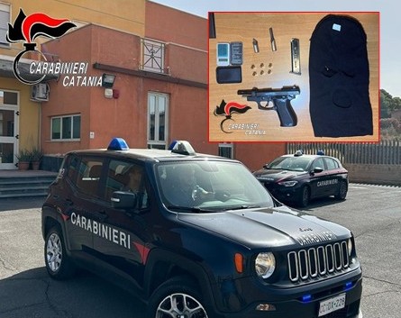Foto Adrano Pistola e passamontagna in camera: giovane arrestato ad Adrano