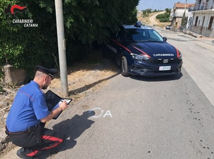 Castel di Iudica, investe un pedone e fugge