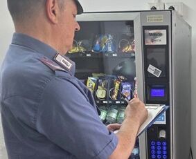Furto al distributore automatico di via Ursino: 29enne denunciato