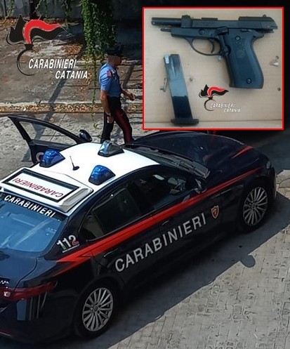 Foto Catania-2 San Cristoforo, a passeggio con una pistola pronta a sparare