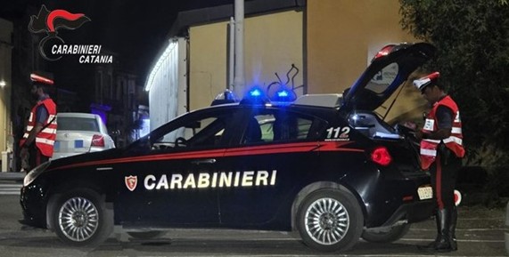 Catania, sorpreso a saccheggiare auto in sosta: arrestato un 43enne
