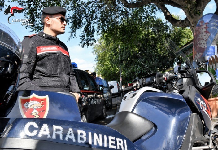 Foto Catania San Leone, alla guida senza patente ma con arnesi da scasso