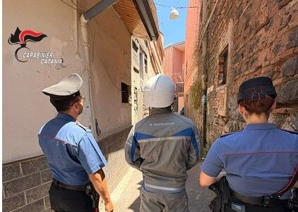 Foto Coordinato P.Dante + Enel Allacci abusivi alla rete elettrica