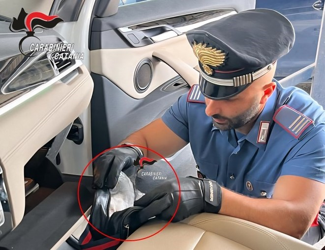 Gravina di Catania, 90 dosi di droga in auto