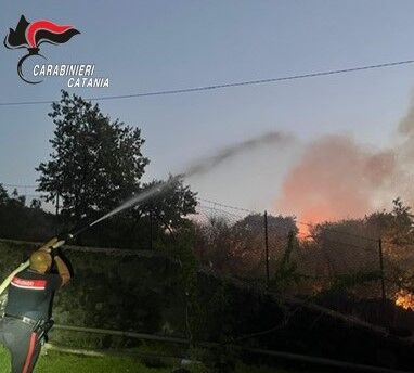 Foto Mascali 1 Mascali, vasto incendio a Santa Venera: evacuate alcune famiglie