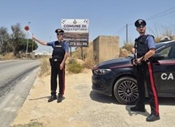 Foto Mazzarrone (CT) Mazzarrone, rifiuta di identificarsi e insulta i Carabinieri: denunciato