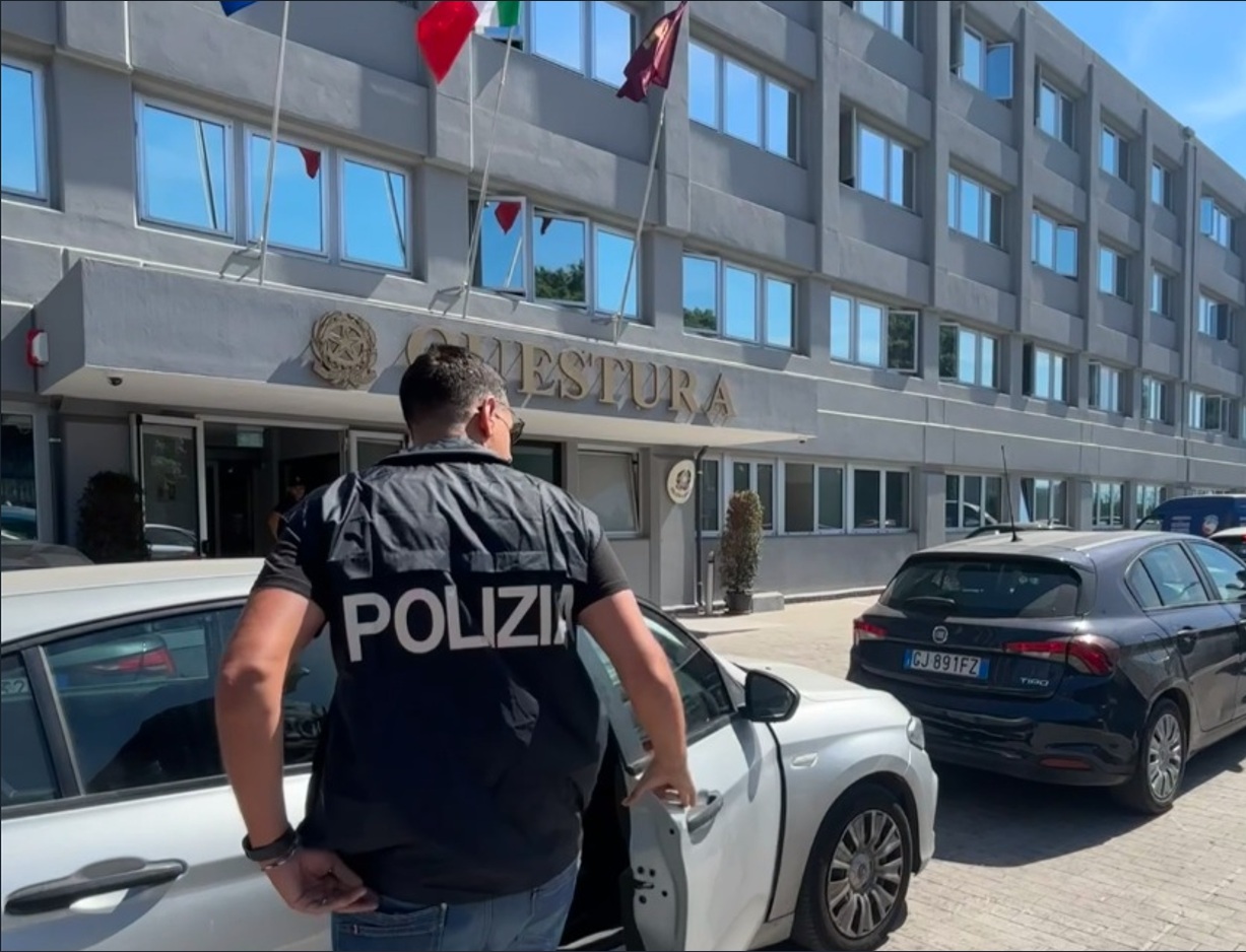 GESTISCE BASE LOGICISTICA PER LO SPACCIO DI DROGA A MISTERBIANCO 19ENNE ARRESTATO DALLA POLIZIA DI STATO Trasforma un immobile in una base di spaccio