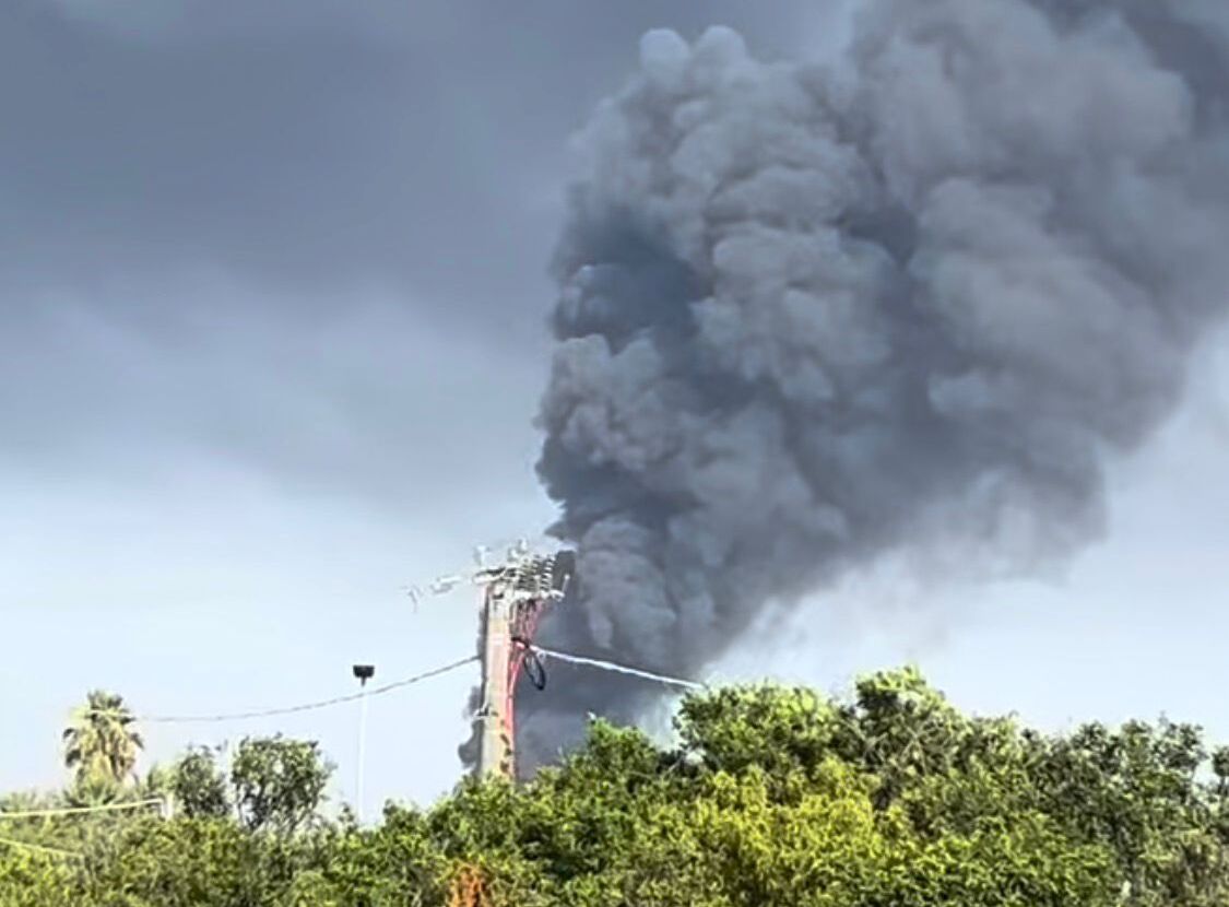 Acireale, vasto incendio in un deposito vicino all’ospedale
