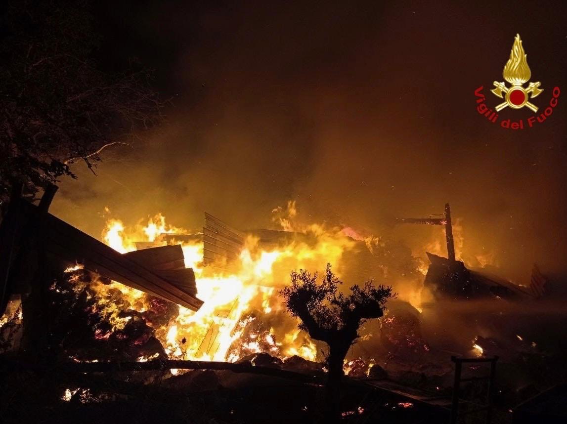 Incendio maletto Incendio in un fienile a Maletto, salvati gli animali