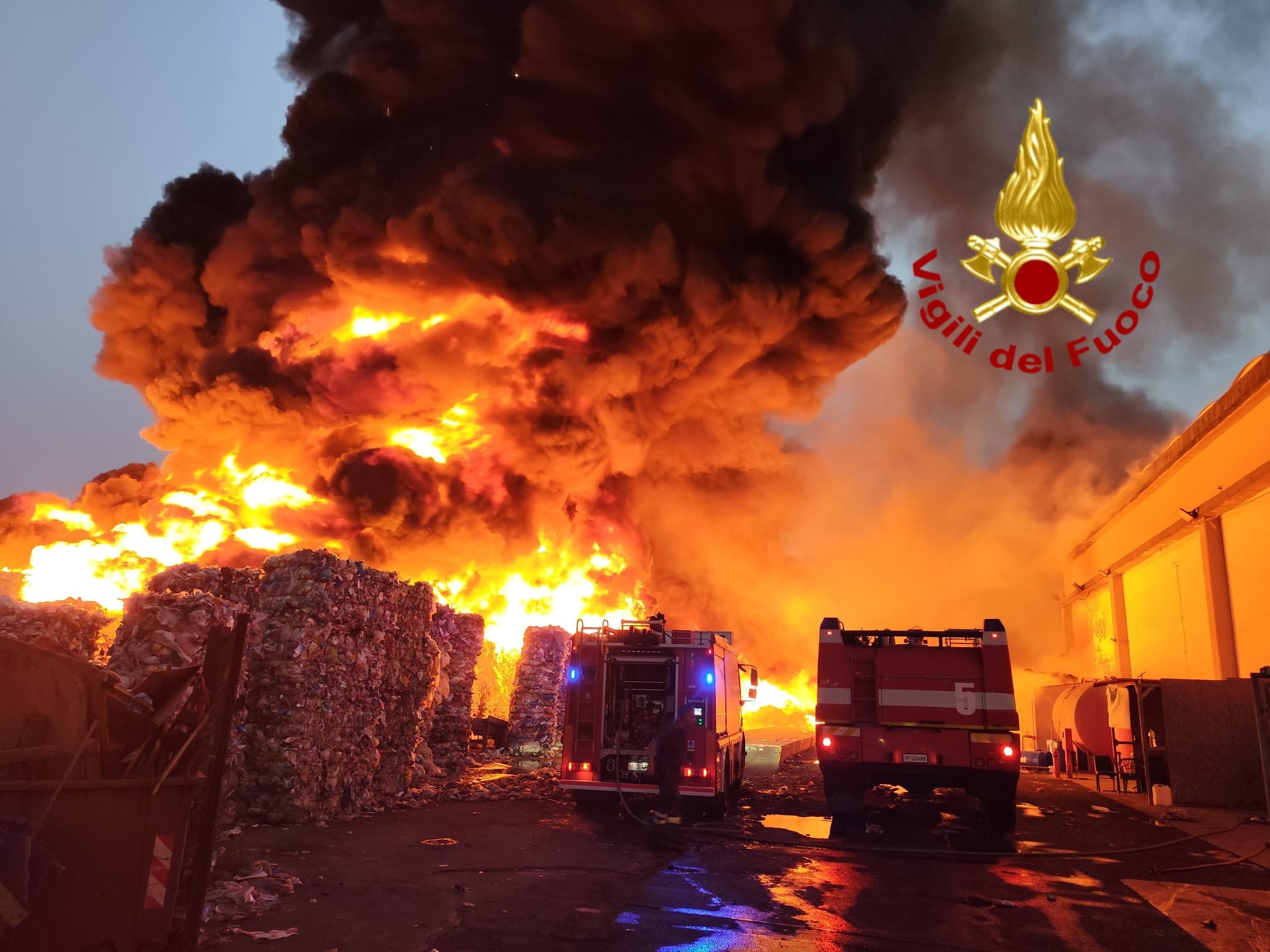 Incendio zona industriale 2 Incendio Zona Industriale: rogo in corso ma sotto controllo