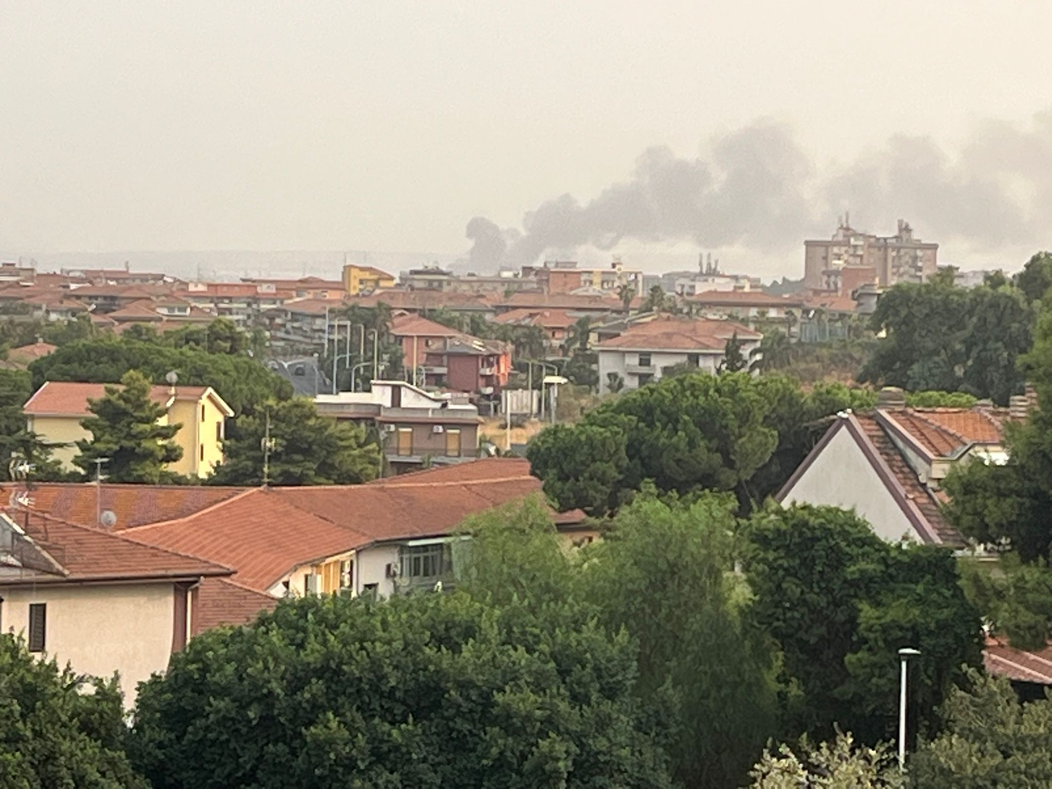 Vasto incendio in una ditta di plastica alla Zona Industriale