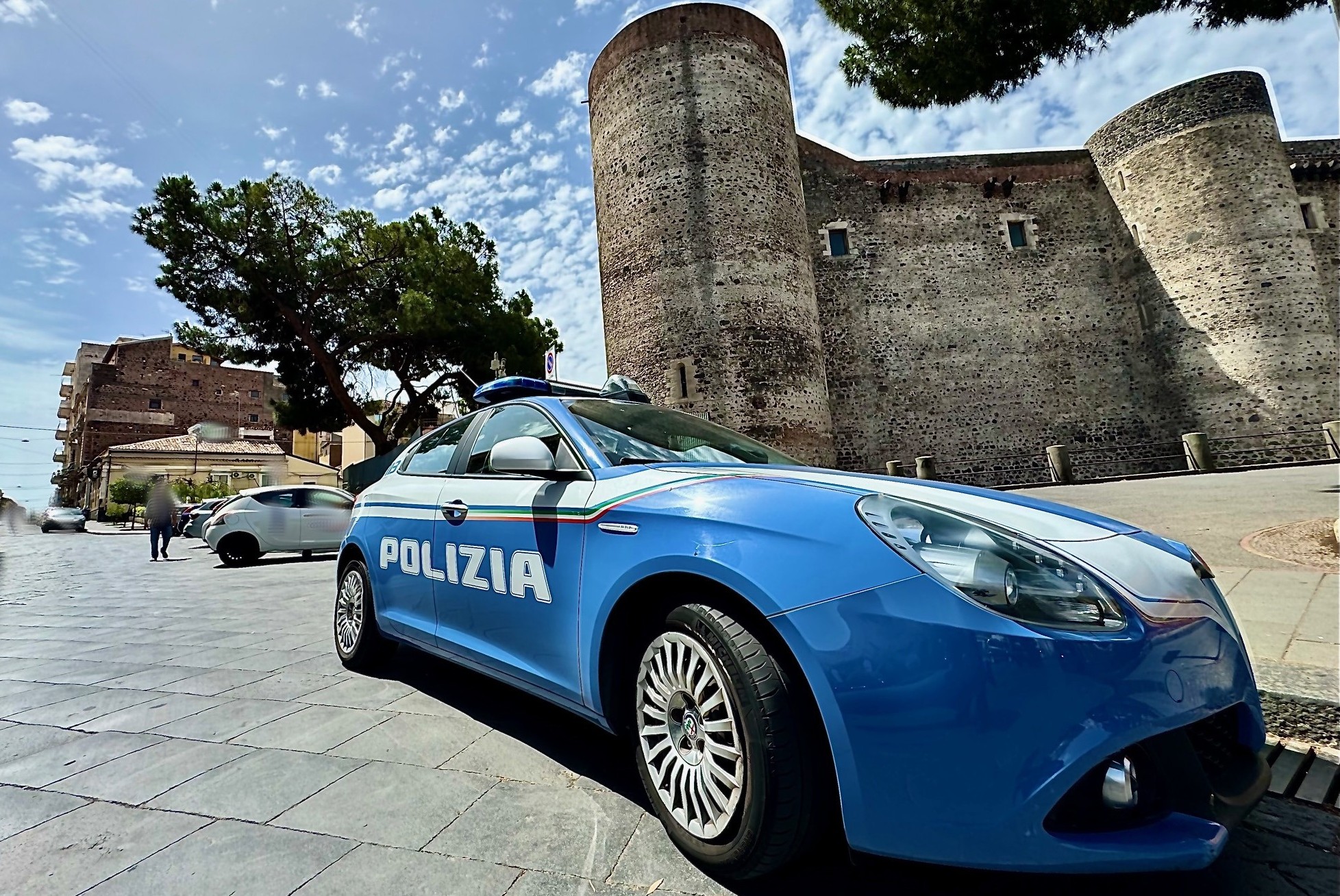 LA POLIZIA DI STATO DENUNCIA UN CITTADINO STRANIERO PER RESISTENZA A PUBBLICO UFFICIALE E RIFIUTO DI FORNIRE LE PROPRIE GENERALITÀ. Molesta passanti e turisti in piazza Federico II, denunciato