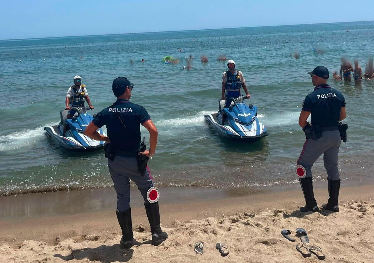 PATTUGLIAMENTO DELLE “VOLANTI DEL MARE” DELLA POLIZIA DI STATO NEI GIORNI CLOU DELL’ESTATE SANZIONI PER 3.000 EURO Volanti del mare, controlli sul litorale: sanzioni per 3 mila euro