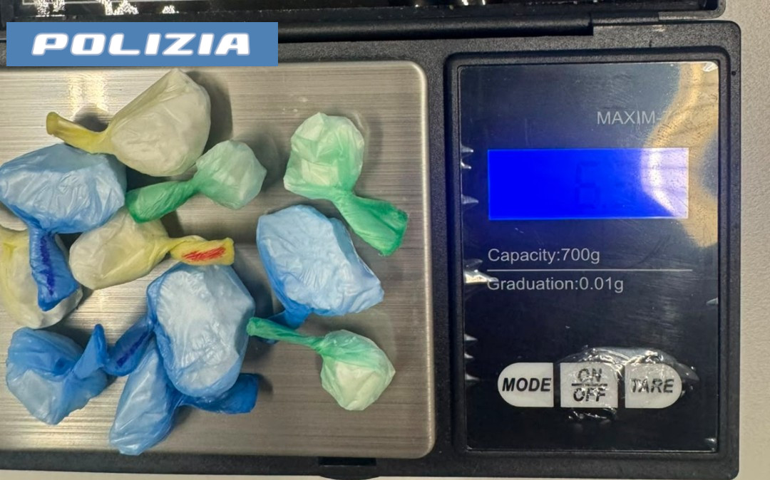 PUSHER FERMATO MENTRE CEDE UNA DOSE DI DROGA IN MACCHINA AVEVA CRACK E COCAINA. ARRESTATO DALLA POLIZIA DI STATO Cede droga in strada, arrestato in via Oliveto Scammacca