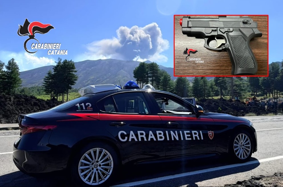 Bronte, punta una pistola giocattolo contro le auto