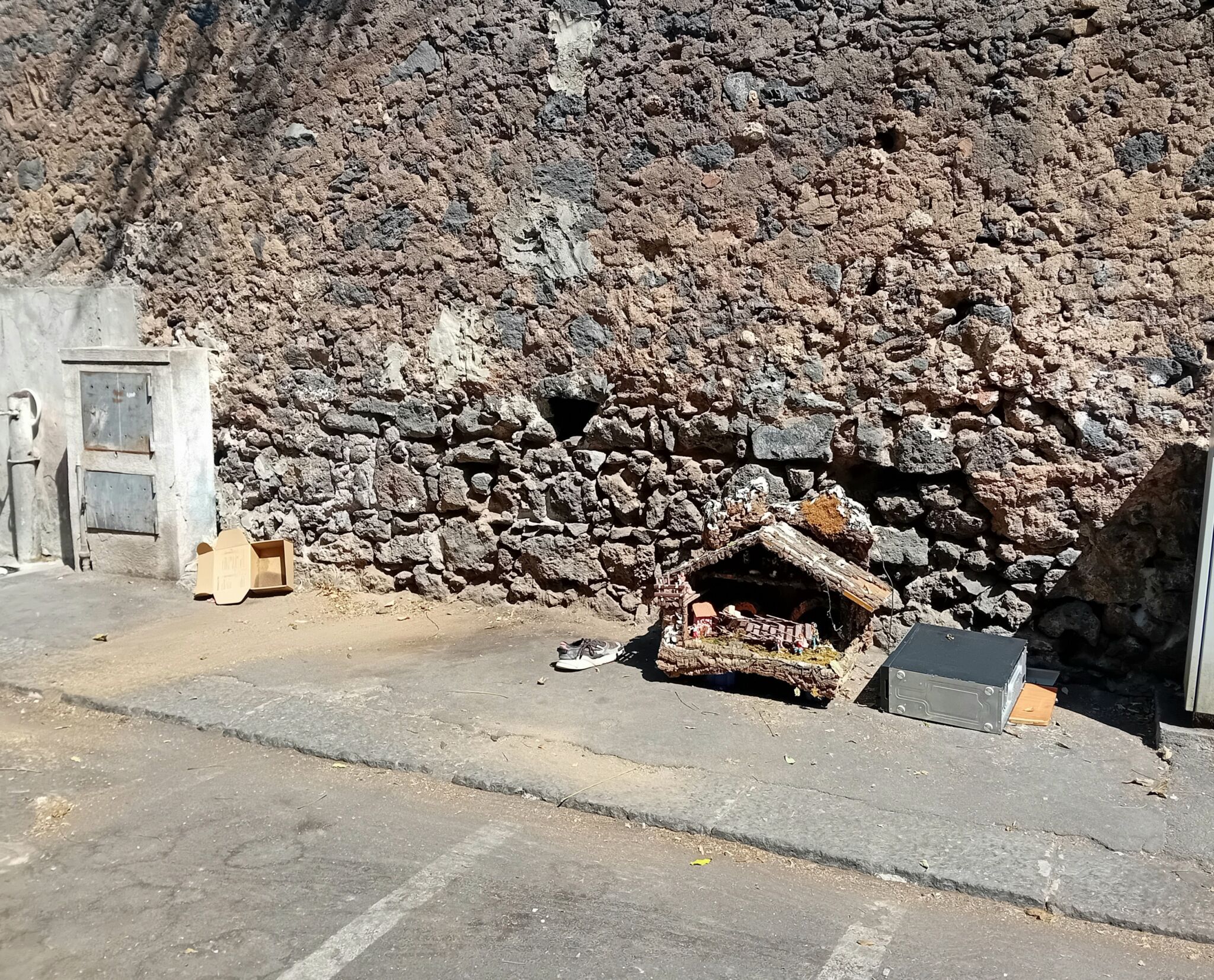 Barriera, anche un presepe tra i rifiuti in via Quartararo