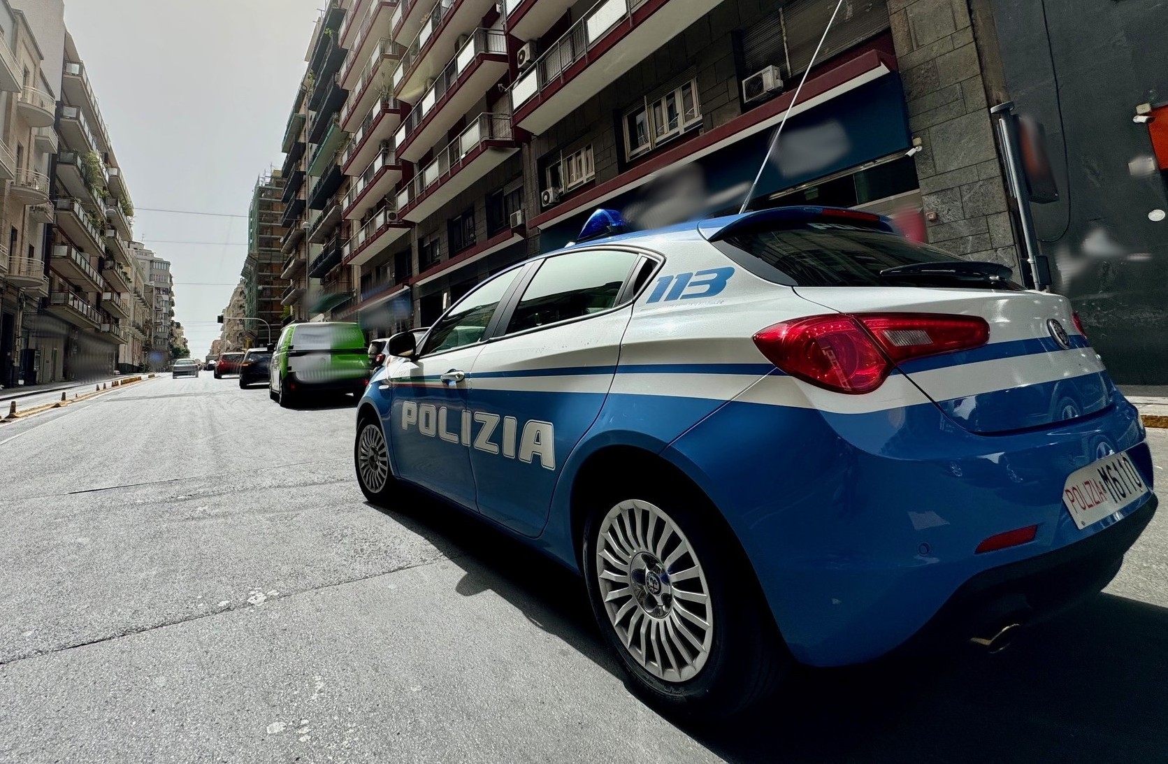RUBA VESTITI DA UN NEGOZIO E POI SCAPPA LA POLIZIA DI STATO LO ARRESTA PER RAPINA E RESISTENZA A PUBBLICO UFFICIALE. Ruba vestiti e fugge, arrestato un 19enne