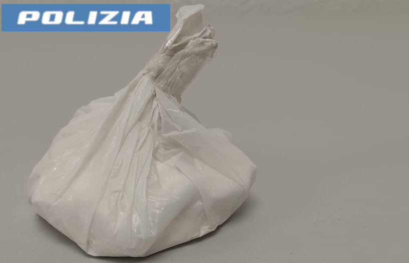 Catania, fuga in scooter con 52 grammi di cocaina