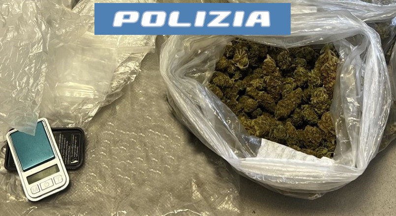Passa con la droga davanti la Questura: arrestato