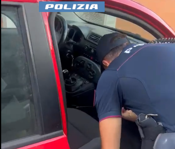 SPACCIATORE ARRESTATO DALLA POLIZIA DI STAVO IN VIA PALERMO AVEVA UN CAMPIONARIO CON DIVERSI TIPI DI DROGA In auto aveva un campionario di droga: arrestato in via Palermo
