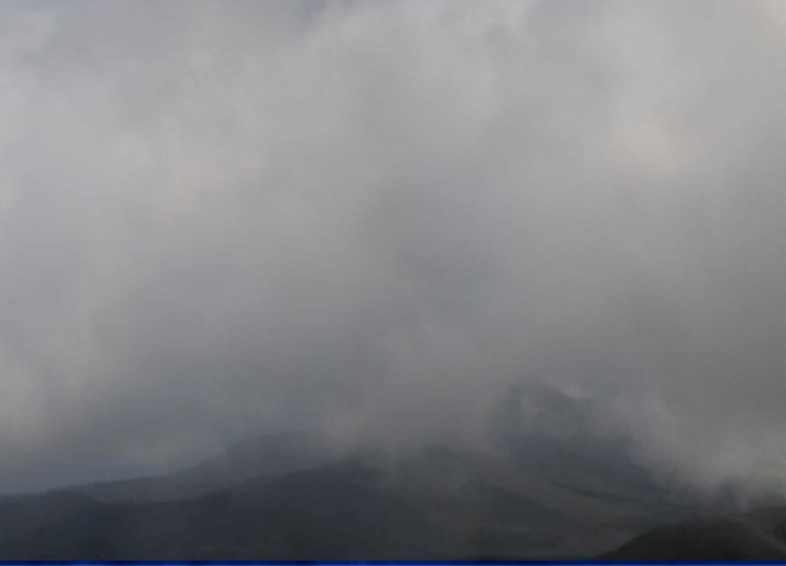 Etna, debole emissione di cenere: nube diretta verso sud