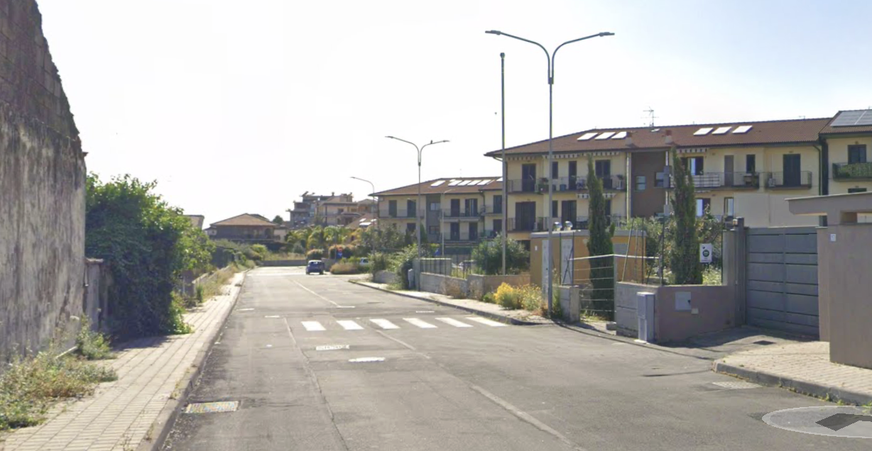 Via adele Gloria droga via capo passero Nasconde droga in strada vicino via Capo Passero