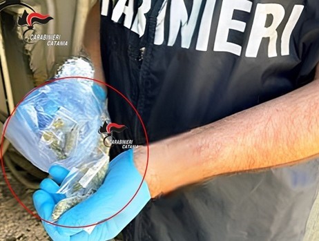 Misterbianco, 22enne spacciava ai domiciliari