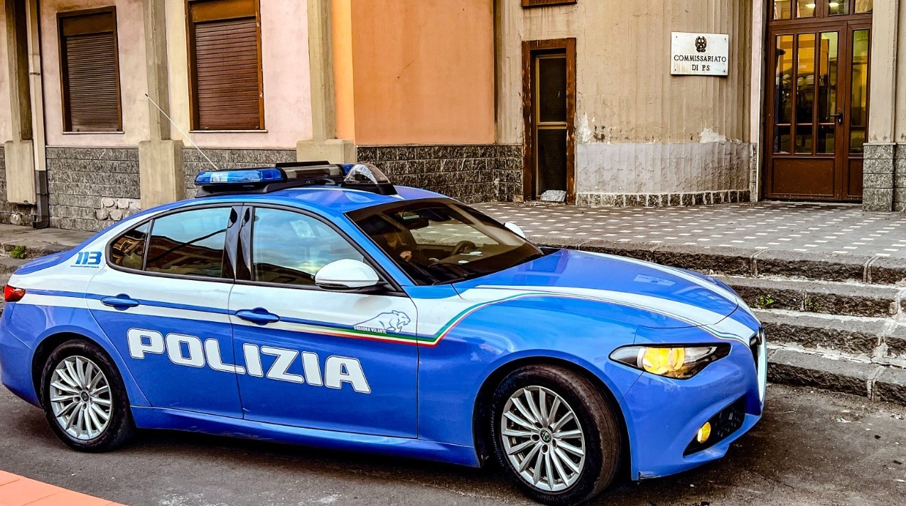 Tampona la volante e insulta i poliziotti