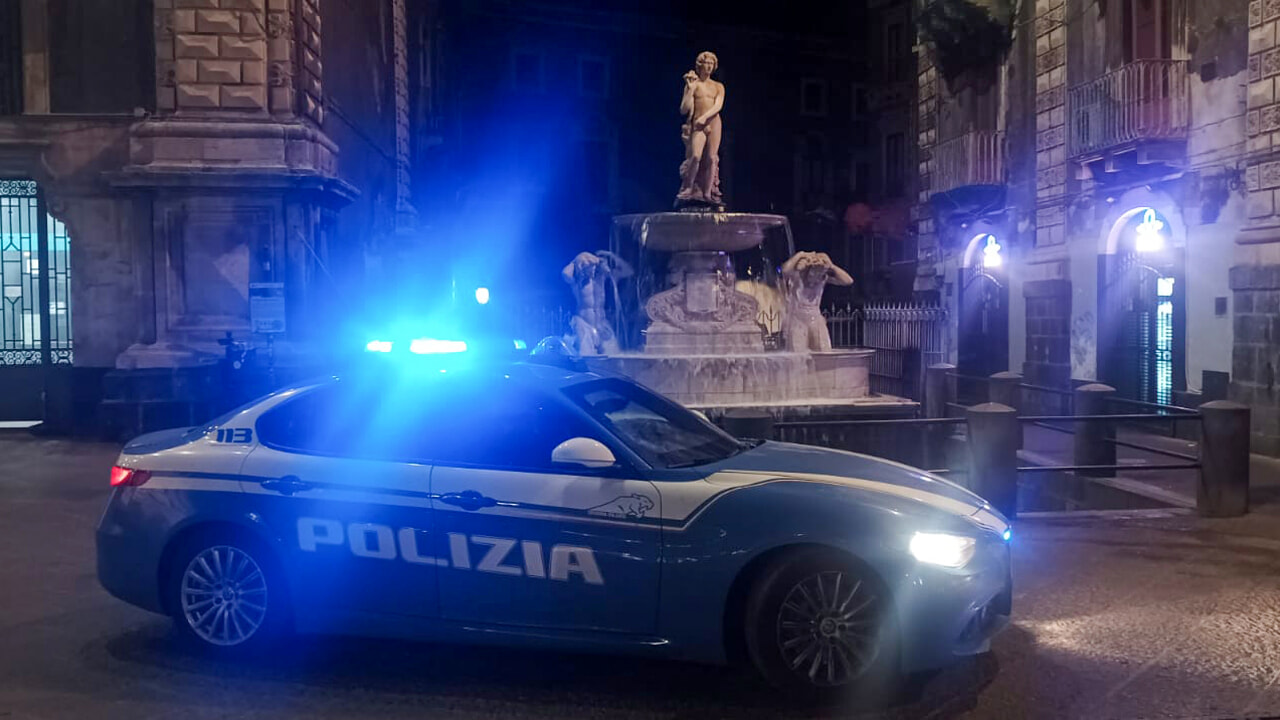 TENTA DI RUBARE DENTRO UN’AUTO PARCHEGGIATA CERCANDO SOLDI PER LA DROGA. 16ENNE DENUNCIATO IN FLAGRANZA DALLA POLIZIA DI STATO. Catania, 16enne sorpreso a rubare dentro un’auto
