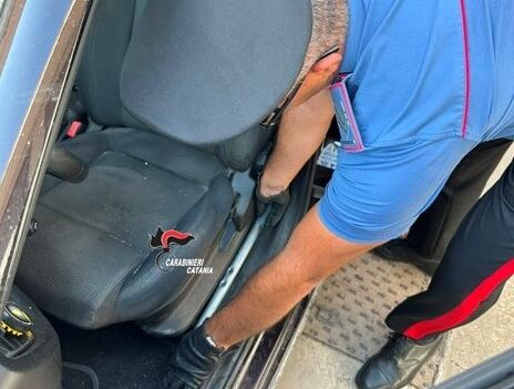 Tubo in ferro nascosto in auto a Mazzarrone Tubo di ferro nascosto in auto: denunciato 30enne