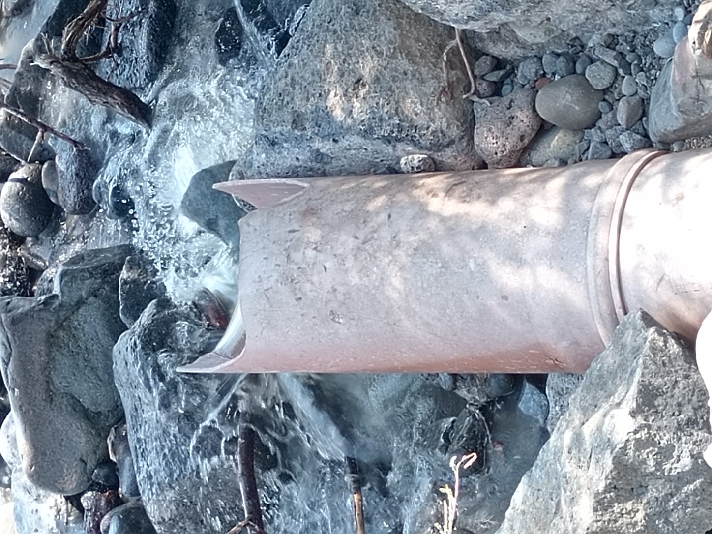 fogna2 Torre Archirafi, acque reflue in mare davanti al plesso Manzoni