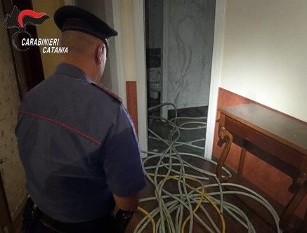 foto furto cavi elettrici Sorpreso a rubare cavi di rame in un hotel