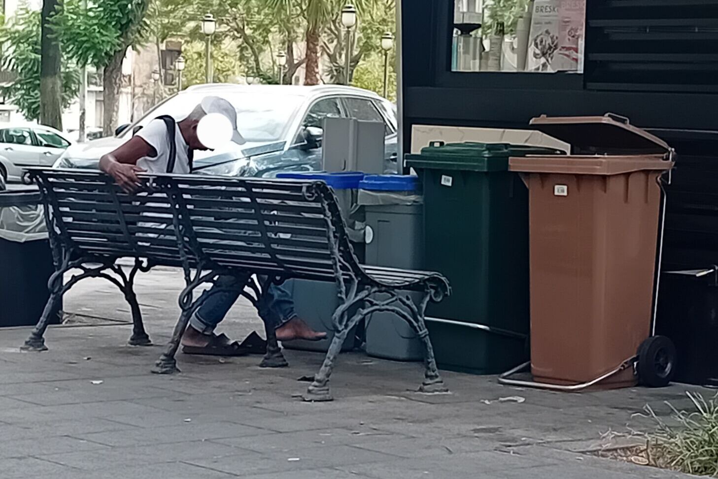 piazza cavour Piazza Cavour, un a panchina tra i bidoni della spazzatura