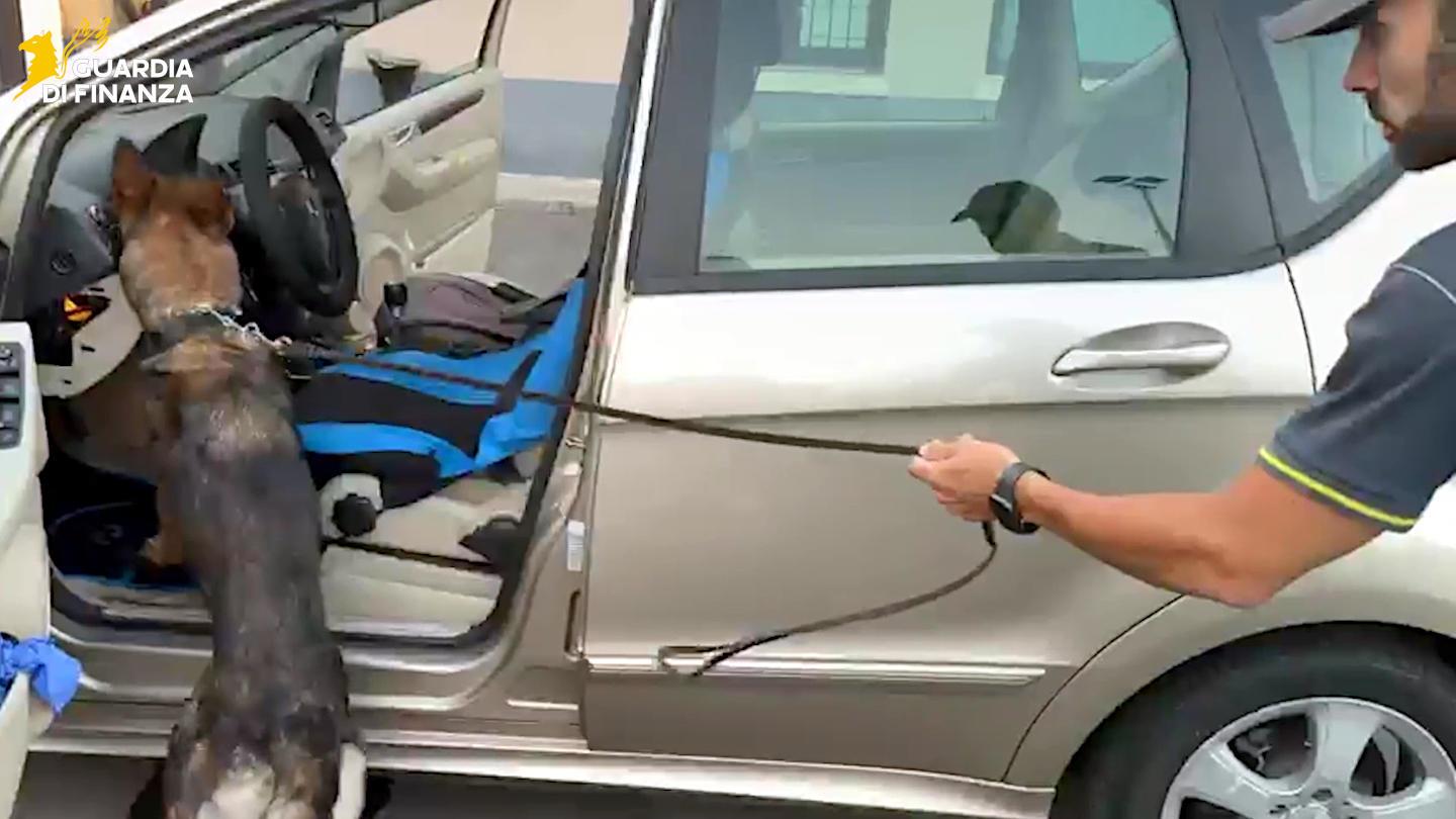 Oltre due chili di cocaina nascosti nel cruscotto