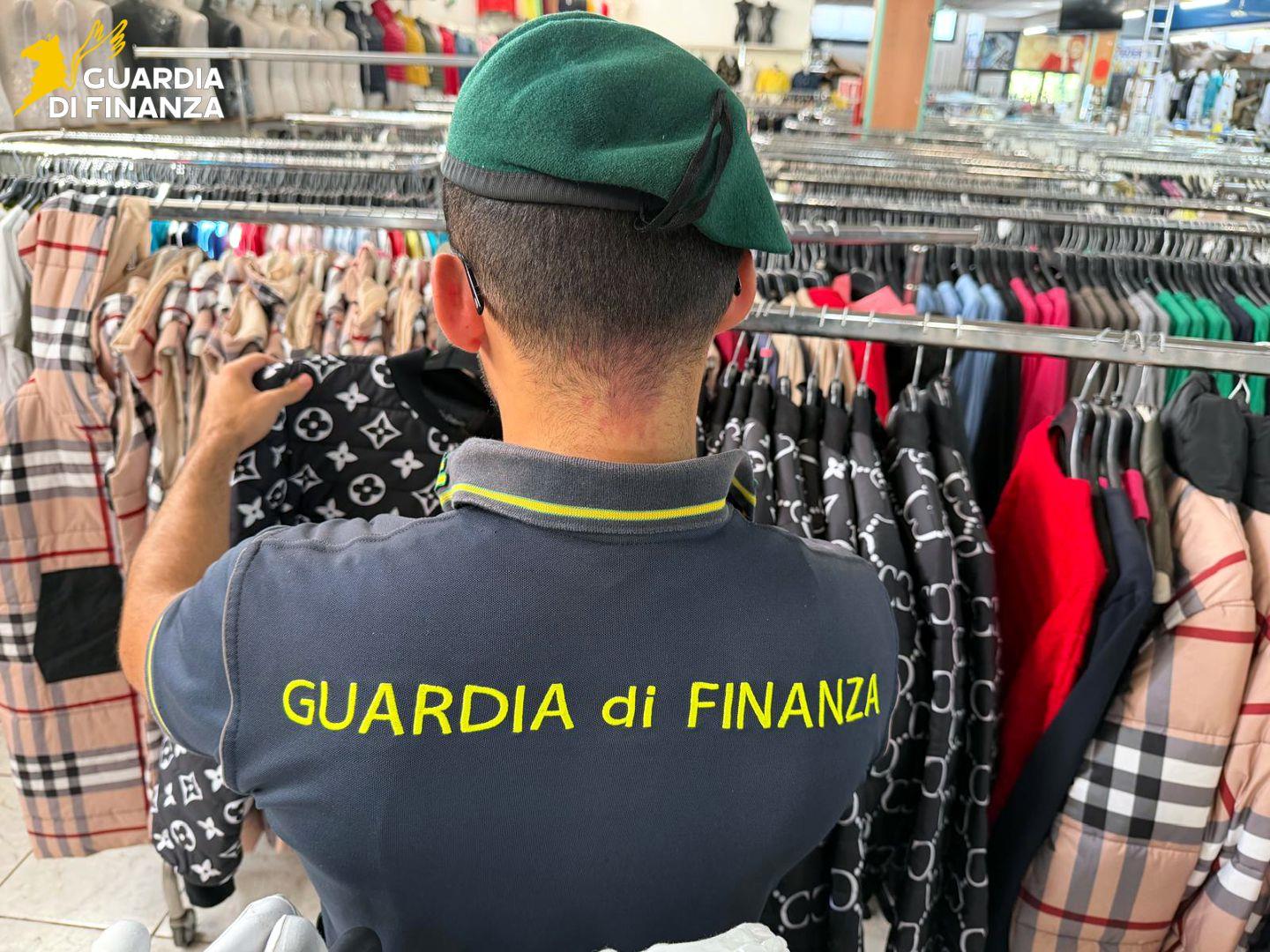 16092026_111034_GDF.CATANIA-CONTRAFFAZIONE1 Misterbianco, sequestrati 4.400 capi contraffatti