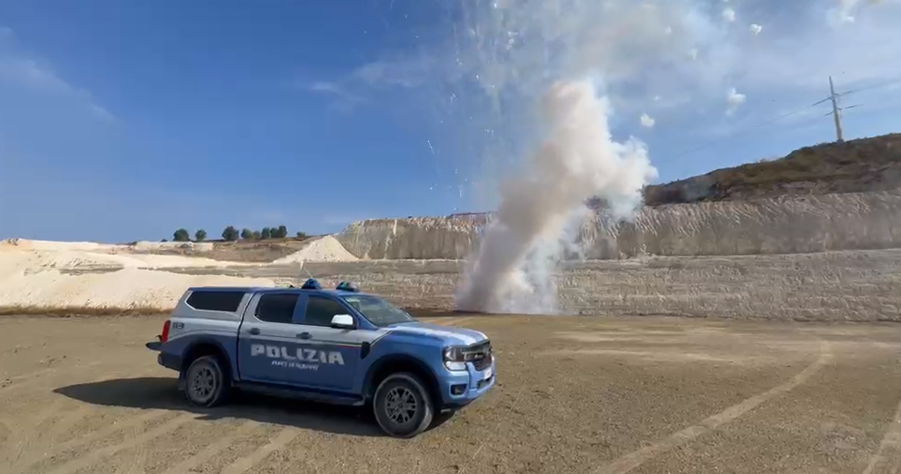 – BLITZ DELLA POLIZIA DI STATO A “SAN CRISTOFORO” INTERROTTO SPETTACOLO PIROTECNICO ABUSIVO, SEQUESTRATI 200 KG DI FUOCHI, 2 DENUNCIATI (2) Per Santa Maria delle Salette fuochi proibiti